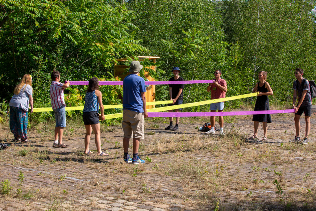 Eine abschließende sportliche Runde am letzten Tag des Camps mit Eltern und Freund/-innen